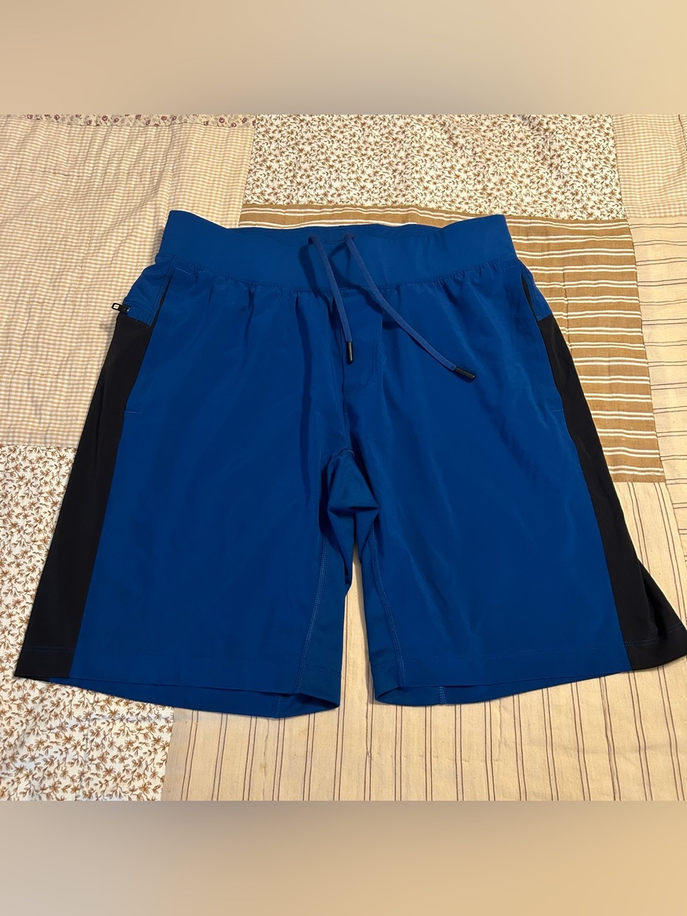 Men’s lululemon blue and black athletic shorts size large
